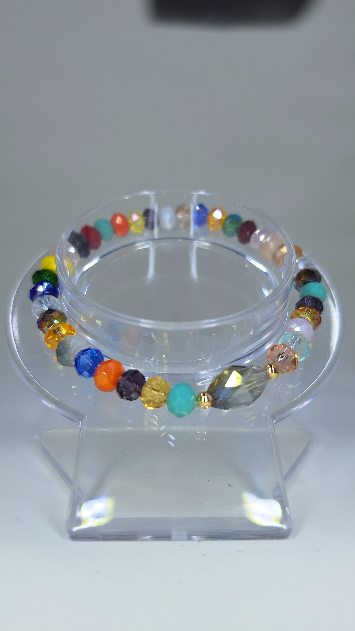 Brazalete de cristal multicolor con separador de oro laminado.